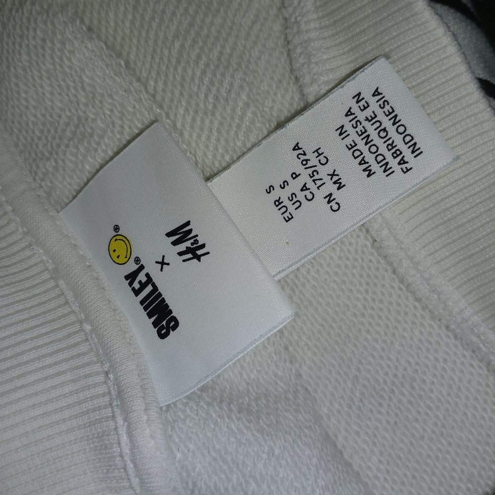 Smiley Sweater - Picture 6 of 9